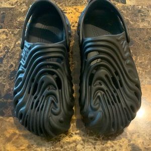 Black Fingerprint Clogs